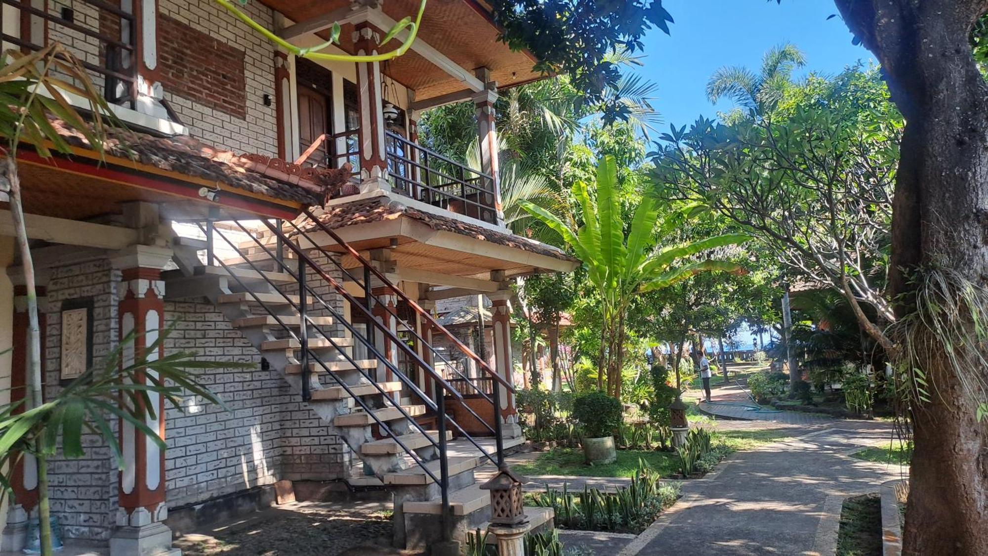 Lovina Beach Hotel Exterior photo