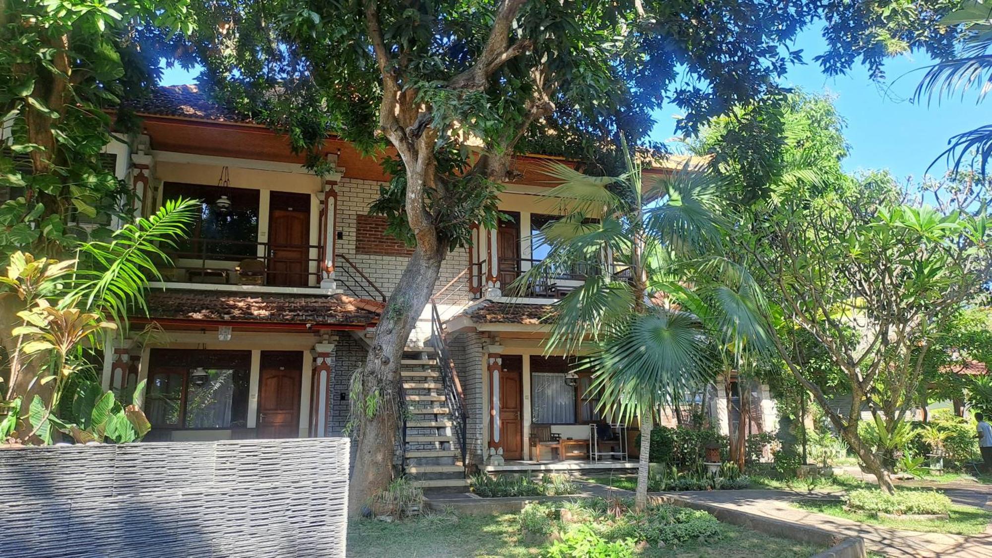 Lovina Beach Hotel Exterior photo